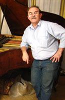 Эдди Рейес - настройщик-реставратор роялей и пианино